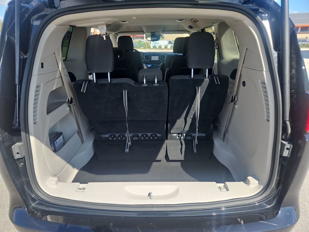 Used 2024 Chrysler Voyager LX image 29