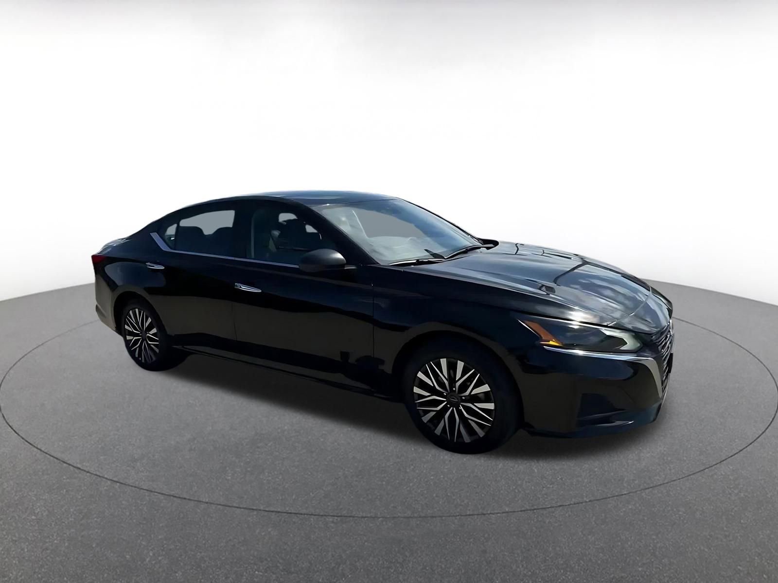 Used 2025 Nissan Altima 2.5 SV FWD image 2