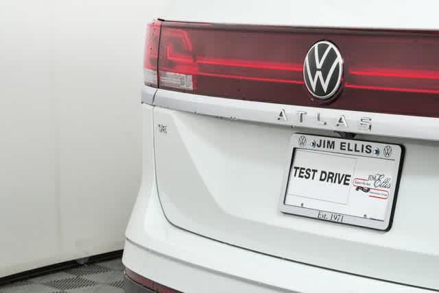Certified 2025 Volkswagen Atlas SE FWD image 32