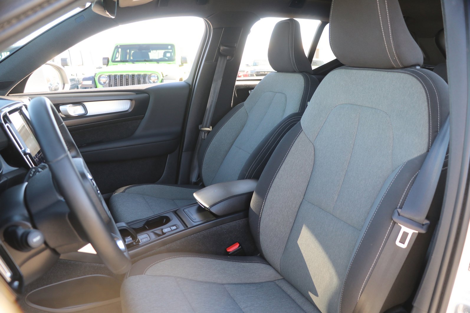 Used 2024 Volvo XC40 B5 Core image 14