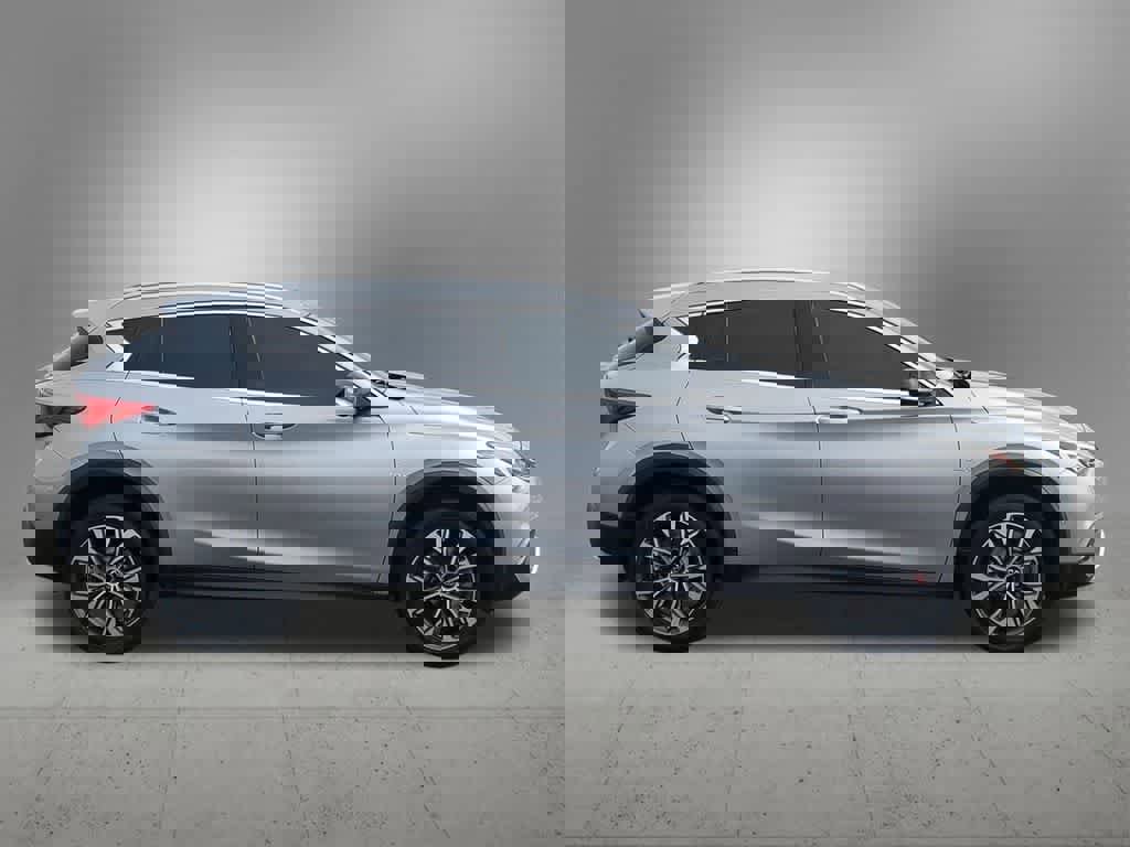 Used 2018 INFINITI QX30 ESSENTIAL image 7