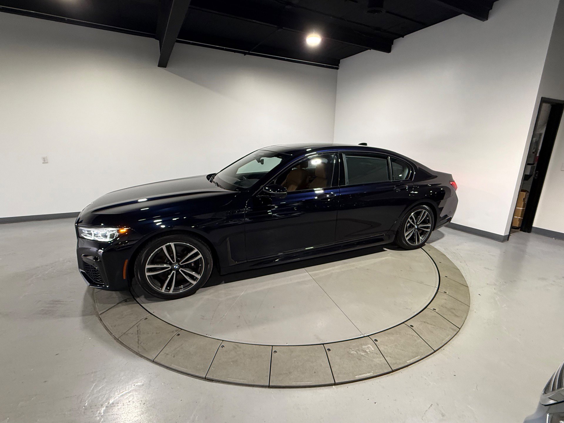 Used 2022 BMW 740i xDrive w/ M Sport Package image 7