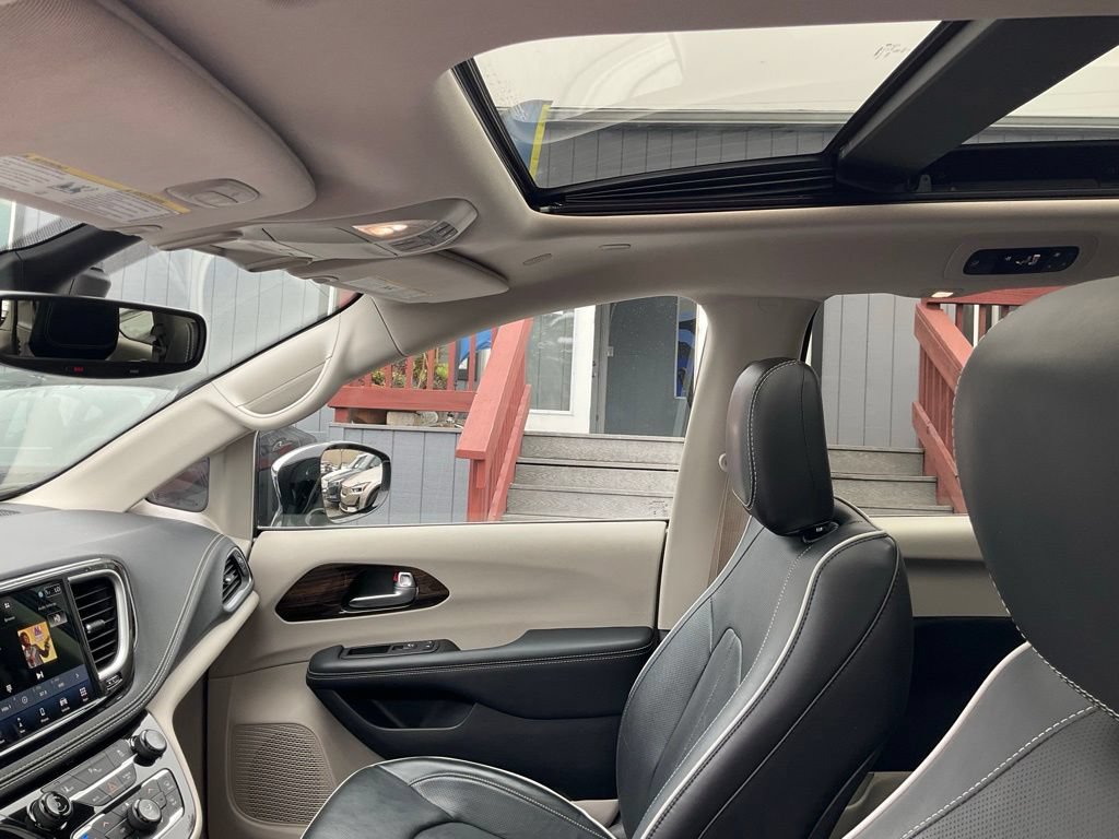 Used 2023 Chrysler Pacifica Limited FWD image 20