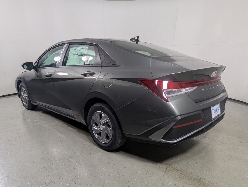 Certified 2026 Hyundai Elantra SE FWD image 6