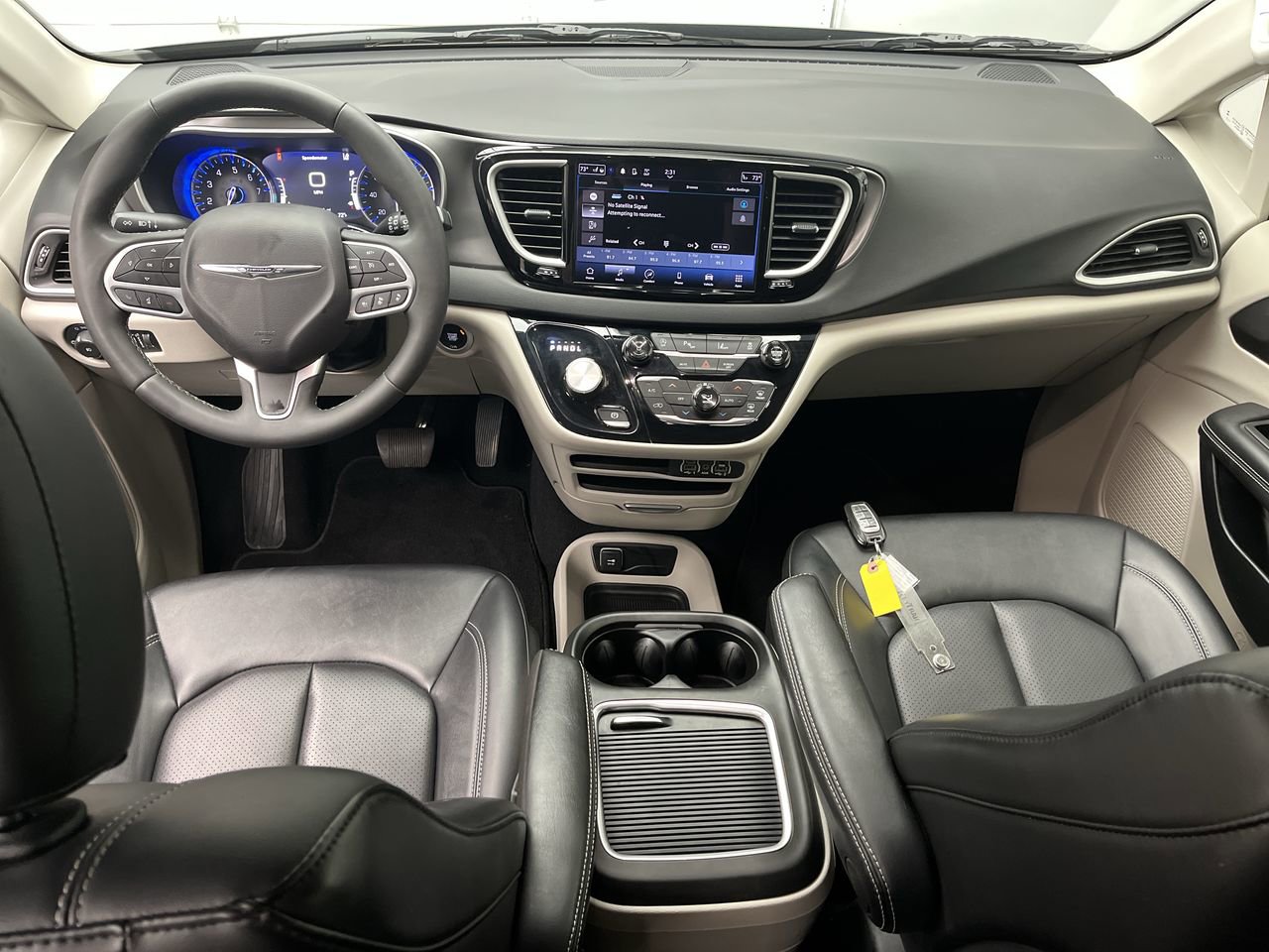 Used 2024 Chrysler Pacifica Touring-L FWD image 4