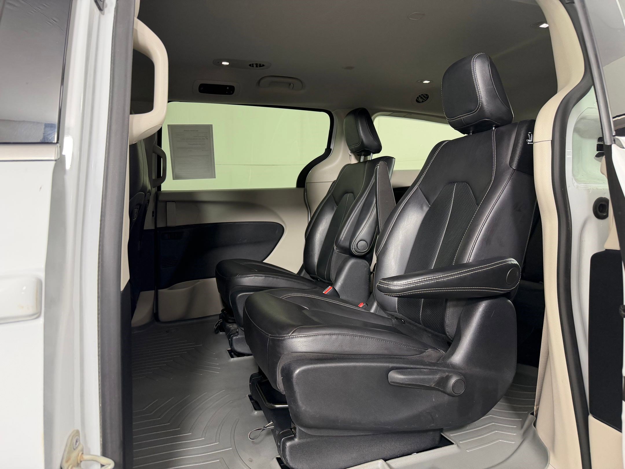 Used 2022 Chrysler Pacifica Touring-L image 13