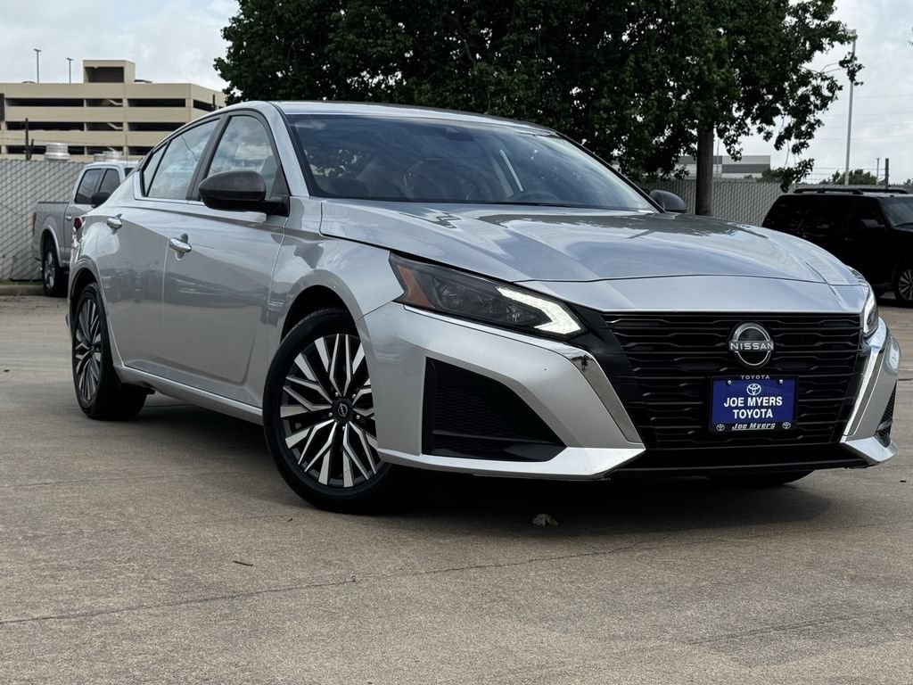 Used 2024 Nissan Altima 2.5 SV FWD image 2