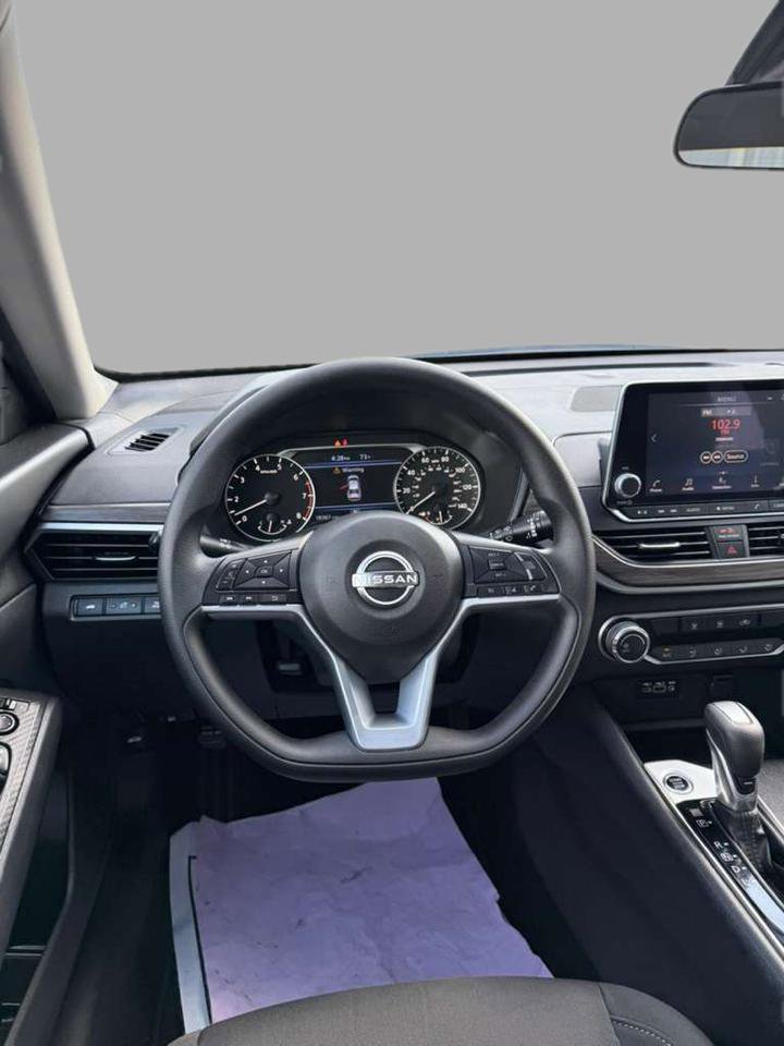 Used 2025 Nissan Altima 2.5 SV image 25