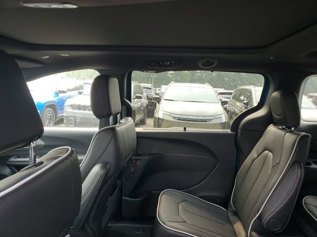New 2027 Chrysler Pacifica Limited w/ Family Tech Group AWD/4WD image 10