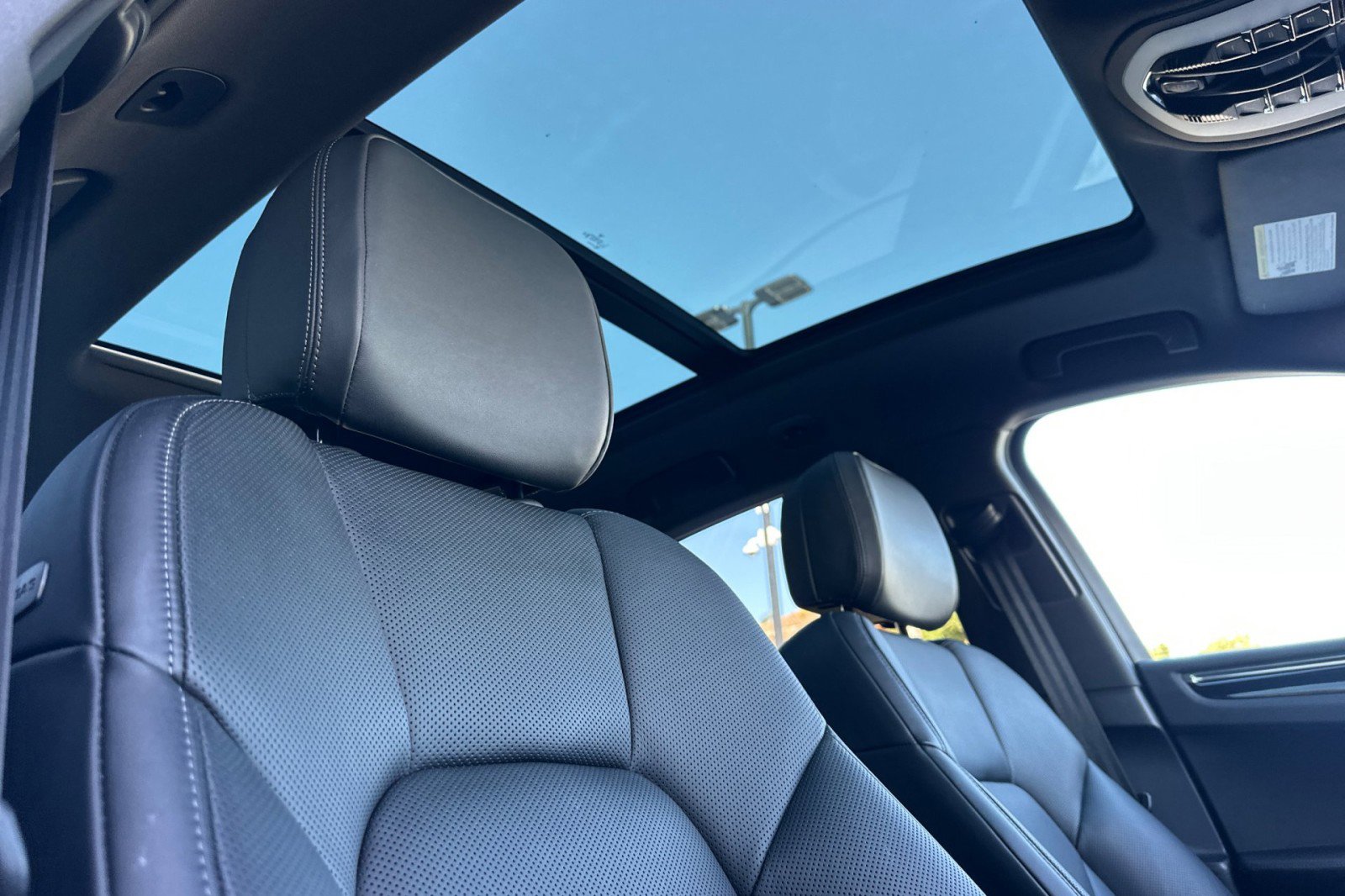 Used 2025 Porsche Macan image 17