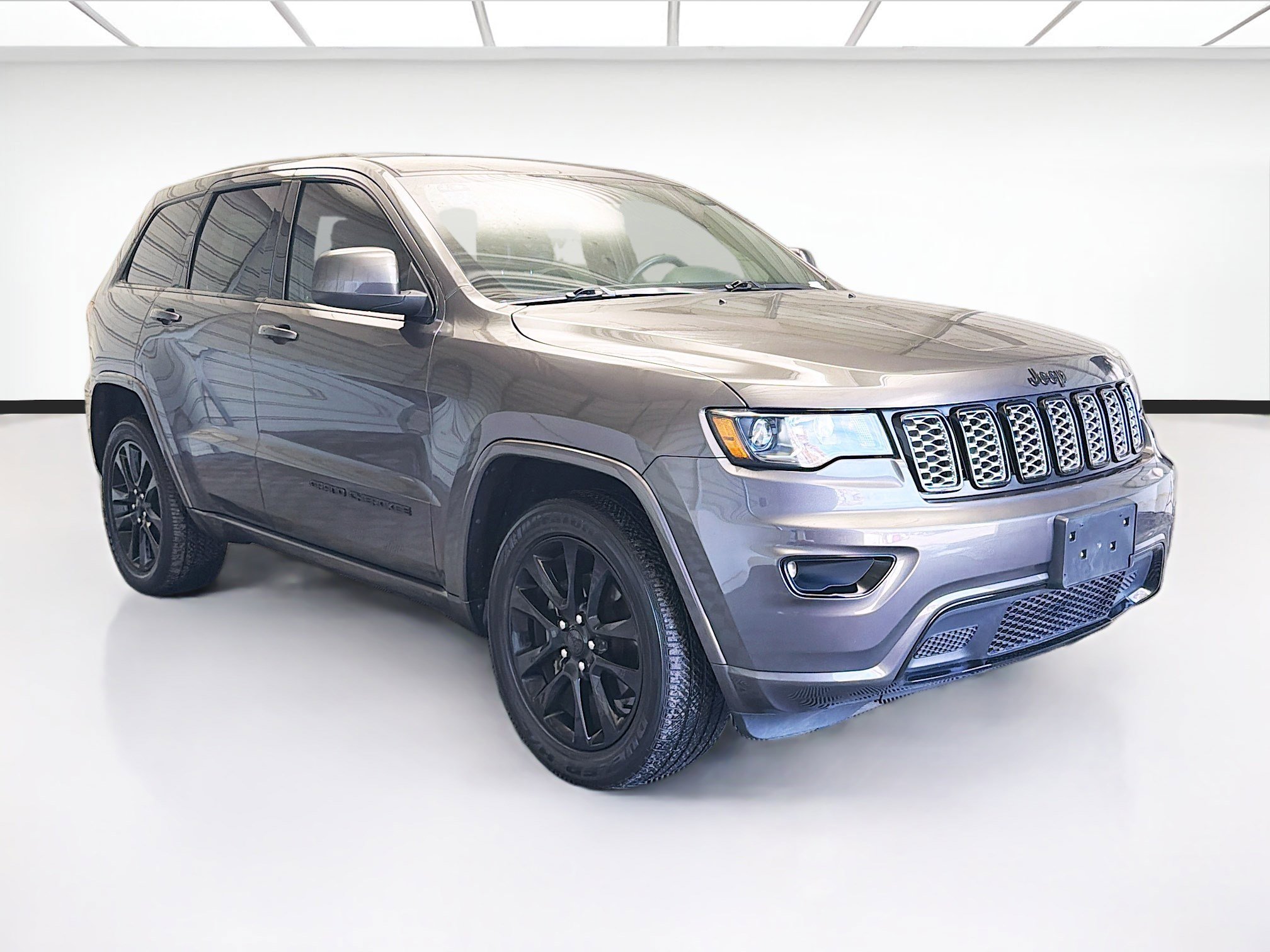 Used 2020 Jeep Grand Cherokee Altitude image 3