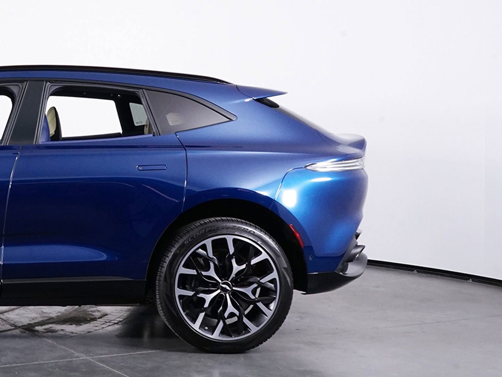 Used 2021 Aston Martin DBX image 13