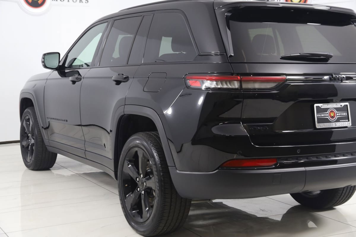 Used 2024 Jeep Grand Cherokee Altitude AWD/4WD image 23
