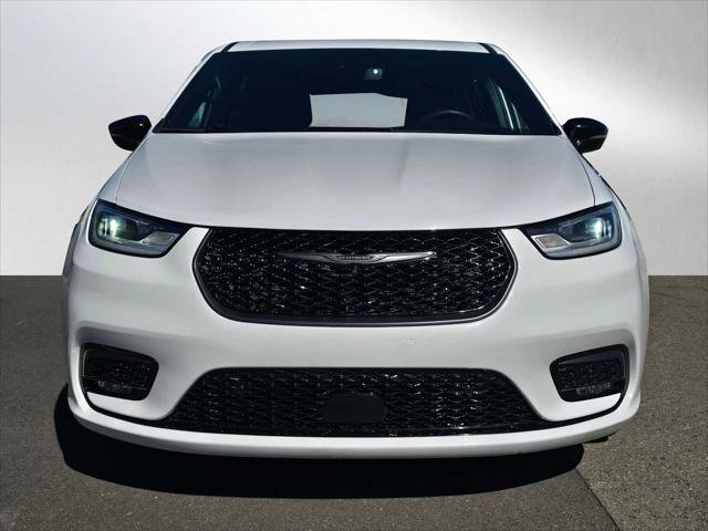 Used 2024 Chrysler Pacifica Limited image 8