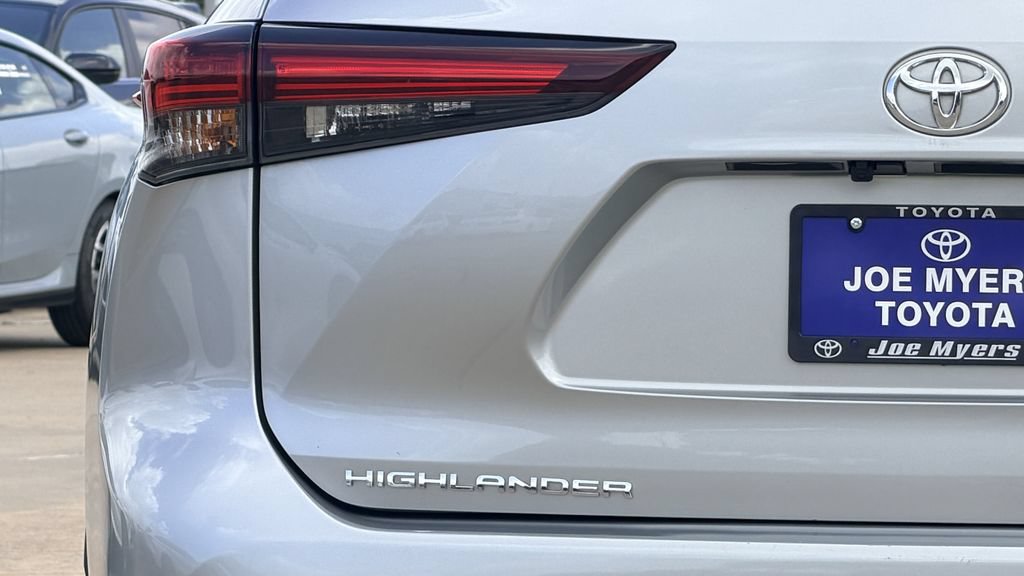 Used 2024 Toyota Highlander LE AWD/4WD image 9