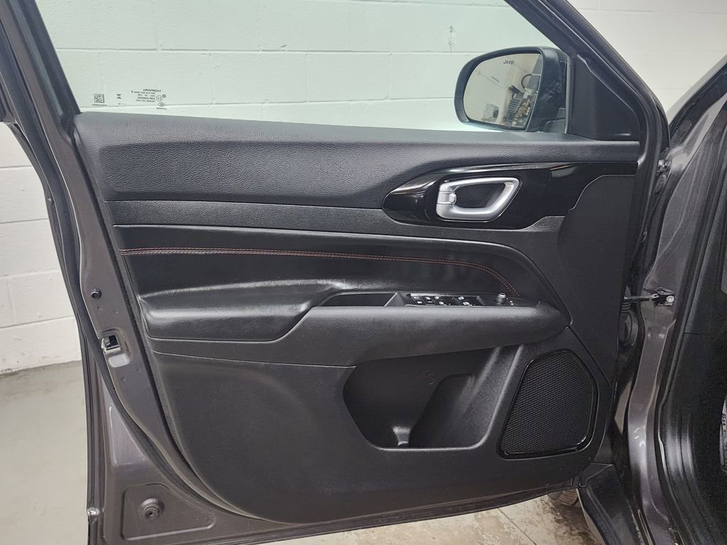 Used 2023 Jeep Compass Trailhawk image 9