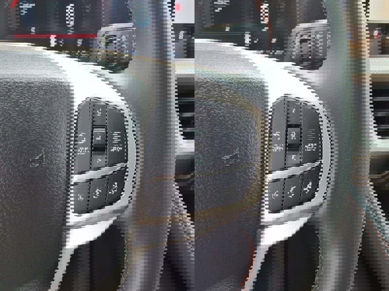 Used 2025 Ford Explorer Active w/ Active Comfort Package image 9