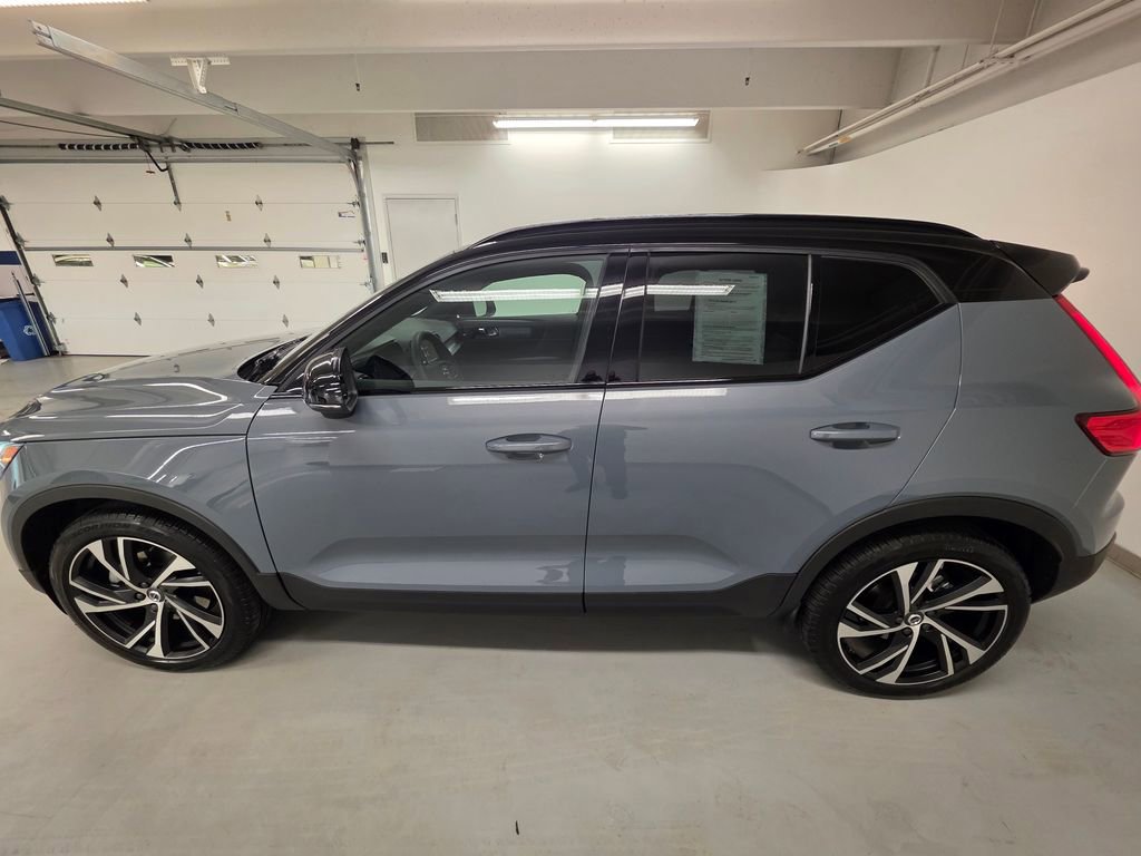 Used 2022 Volvo XC40 T5 R-Design w/ Advanced Package image 3