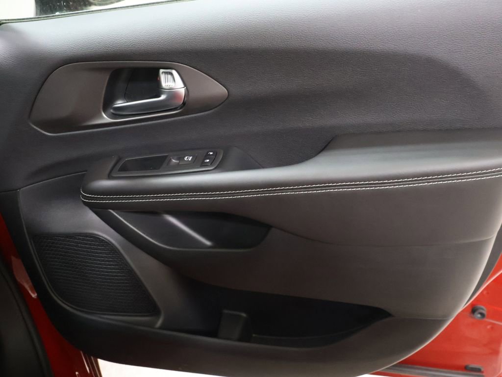 New 2027 Chrysler Pacifica Limited AWD/4WD image 16