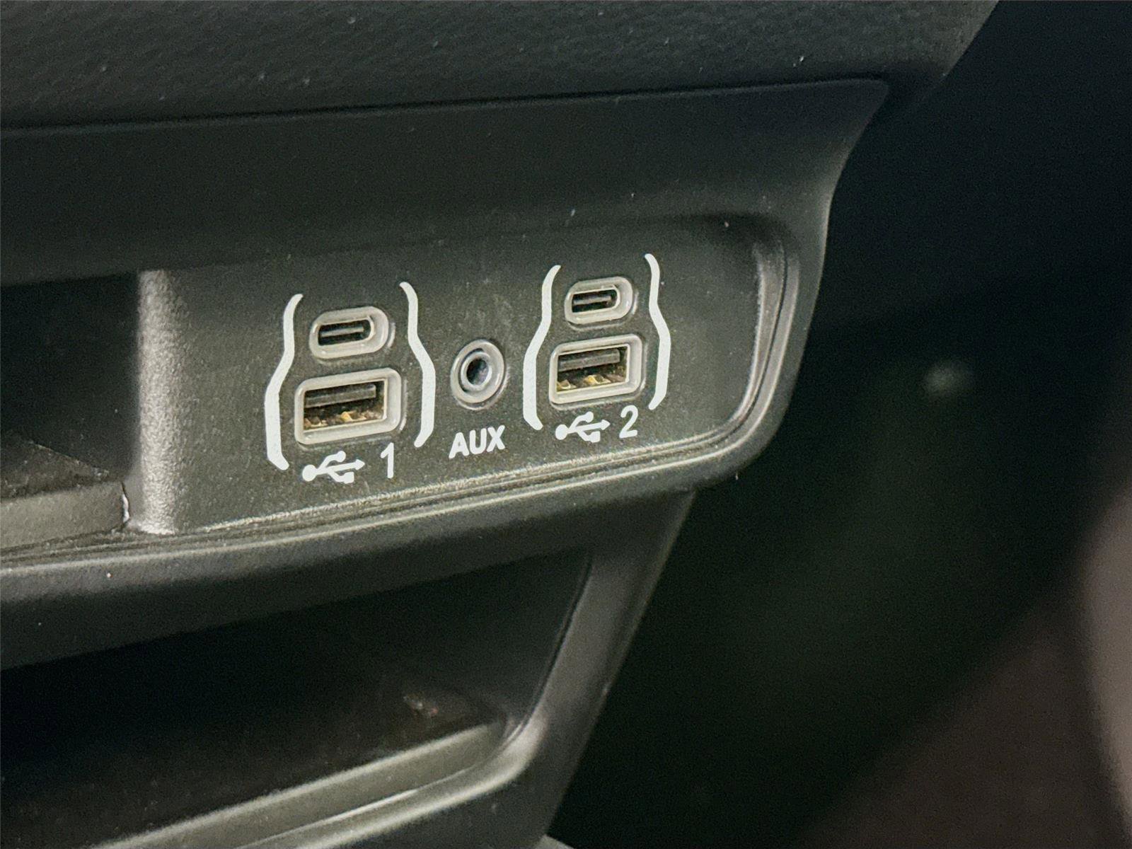 Used 2025 Chrysler Pacifica Select image 19