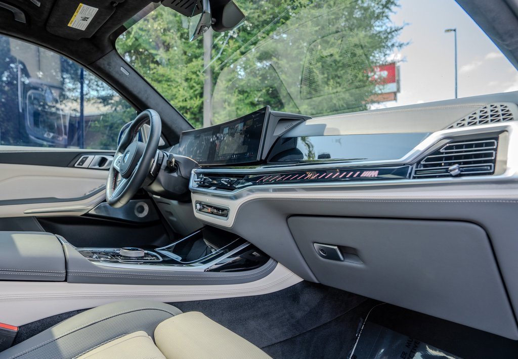 Used 2025 BMW X7 M60i image 24