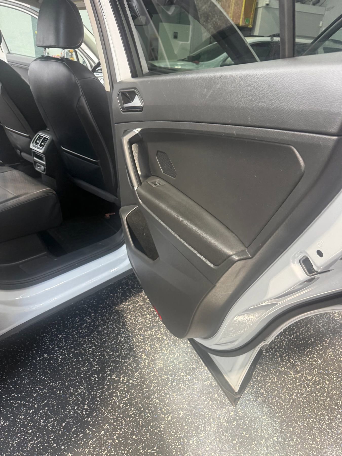 Used 2018 Volkswagen Tiguan SE w/ Panoramic Sunroof Package FWD image 20