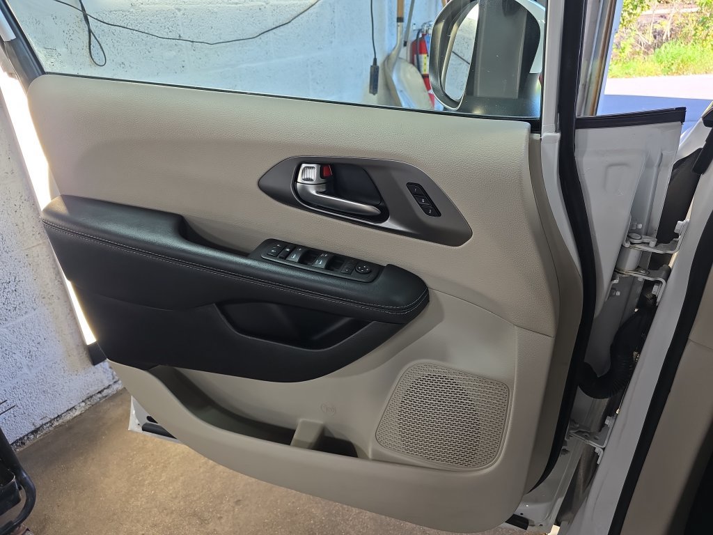 Used 2023 Chrysler Pacifica Touring-L FWD image 31