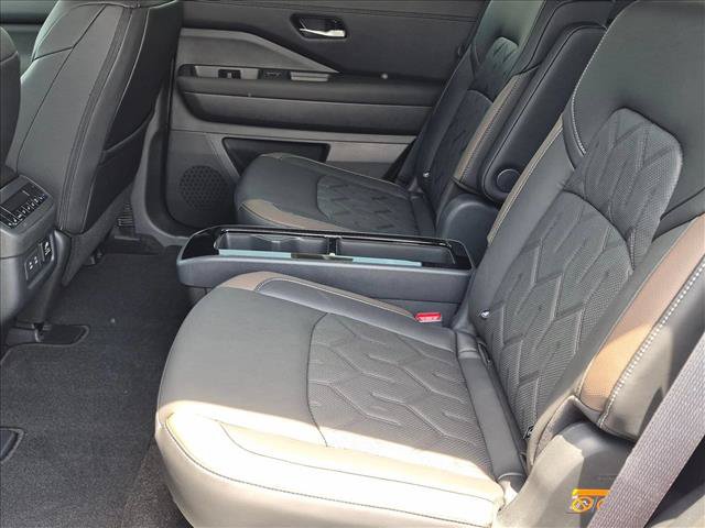 Used 2026 Nissan Pathfinder Platinum FWD image 17
