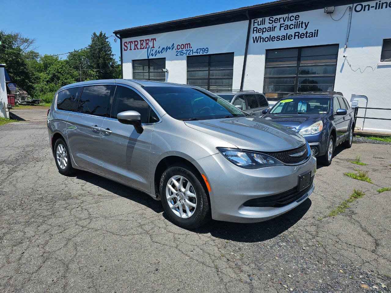 Used 2017 Chrysler Pacifica LX image 3