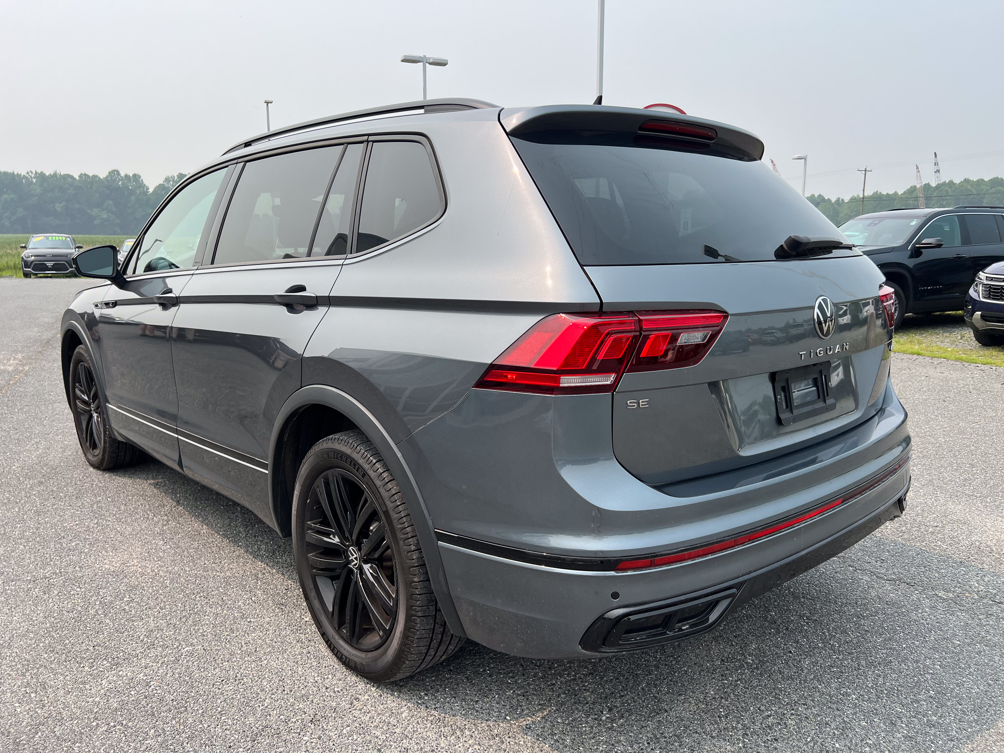 Used 2022 Volkswagen Tiguan SE R-Line AWD/4WD image 3