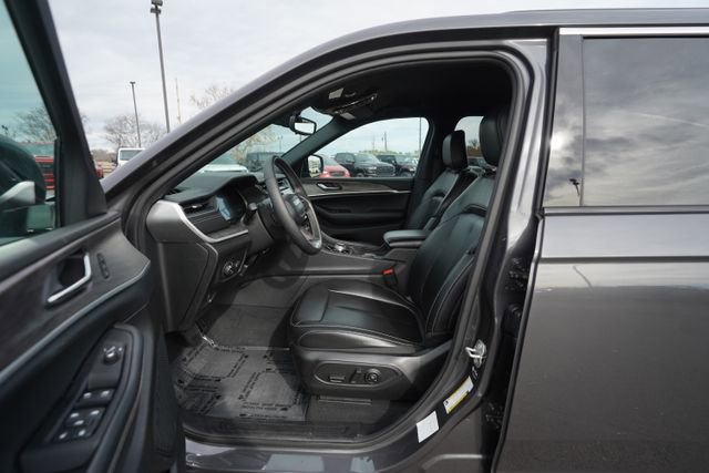 Used 2024 Jeep Grand Cherokee Limited image 11