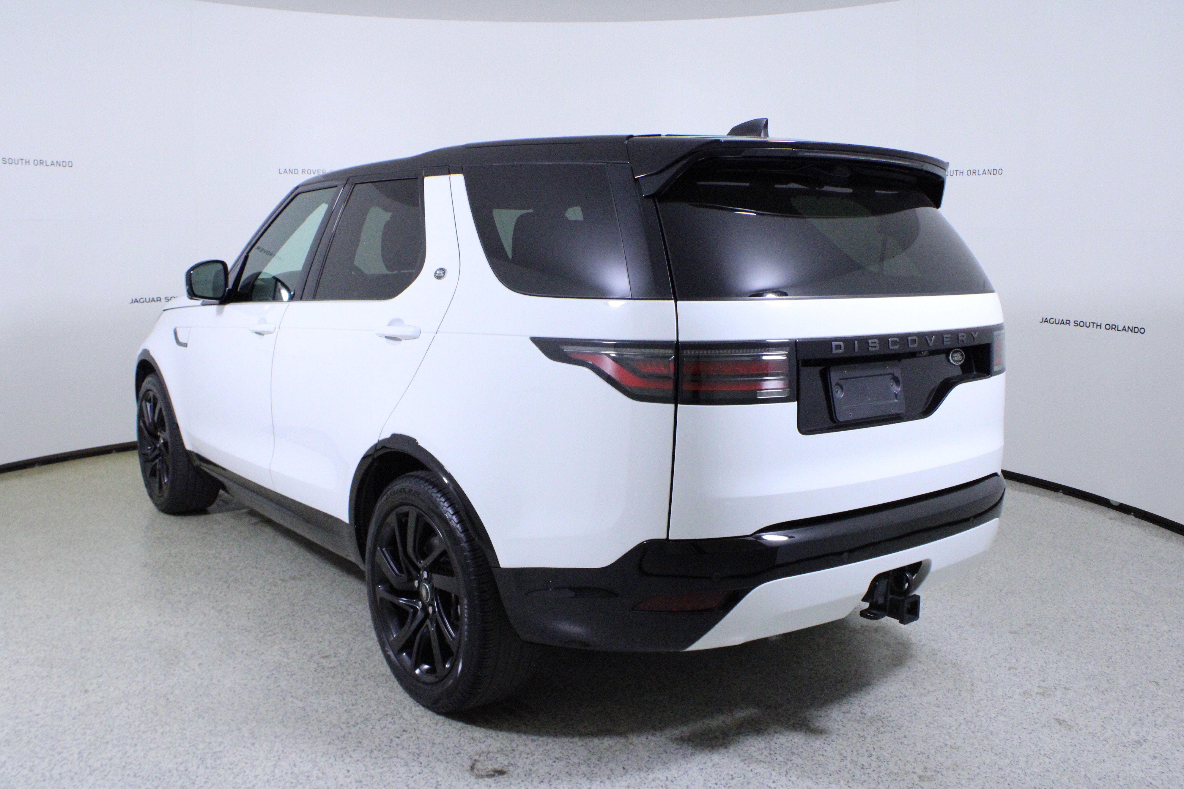 Used 2023 Land Rover Discovery S R-Dynamic image 5