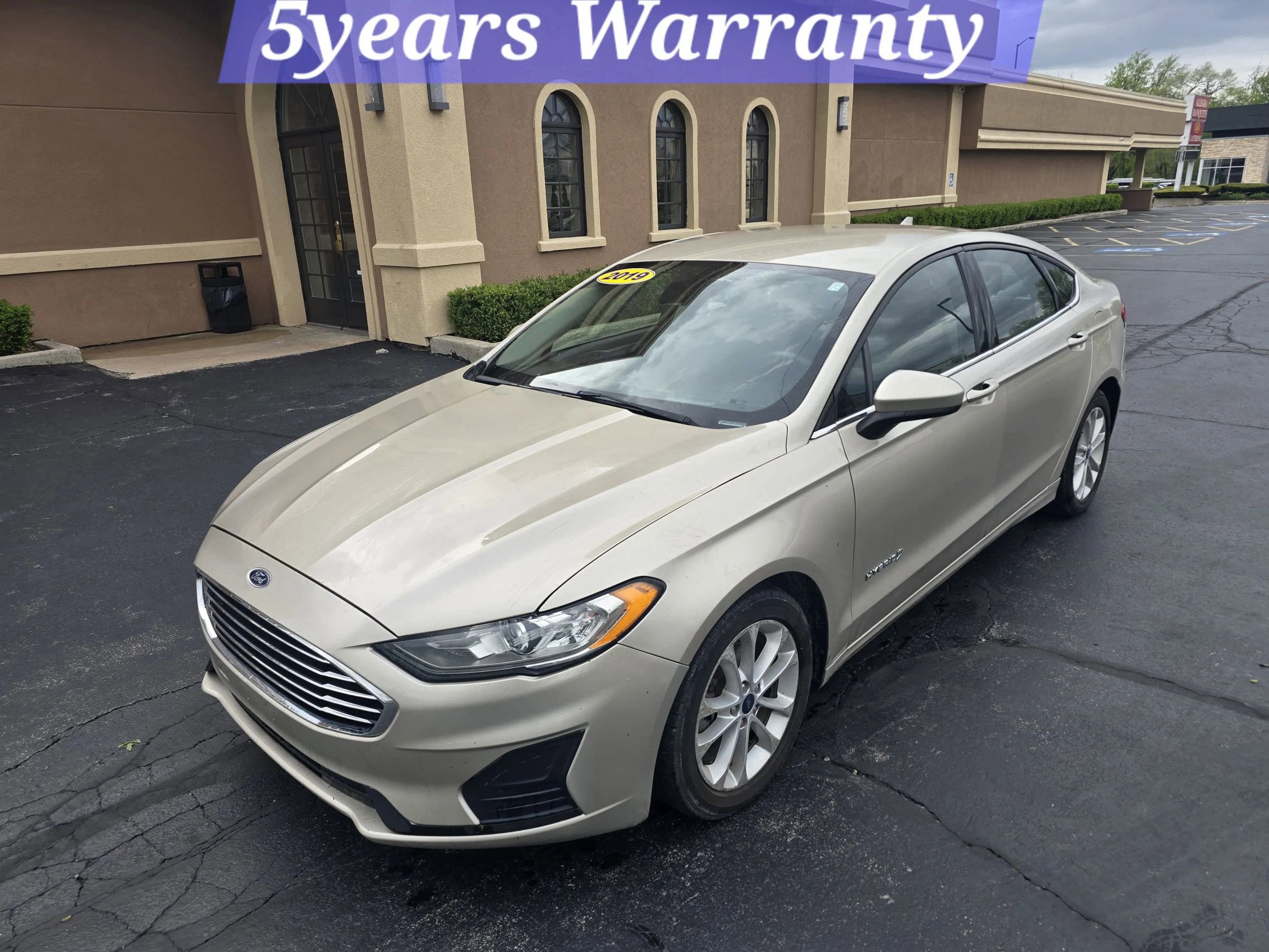 Used 2019 Ford Fusion SE FWD image 2