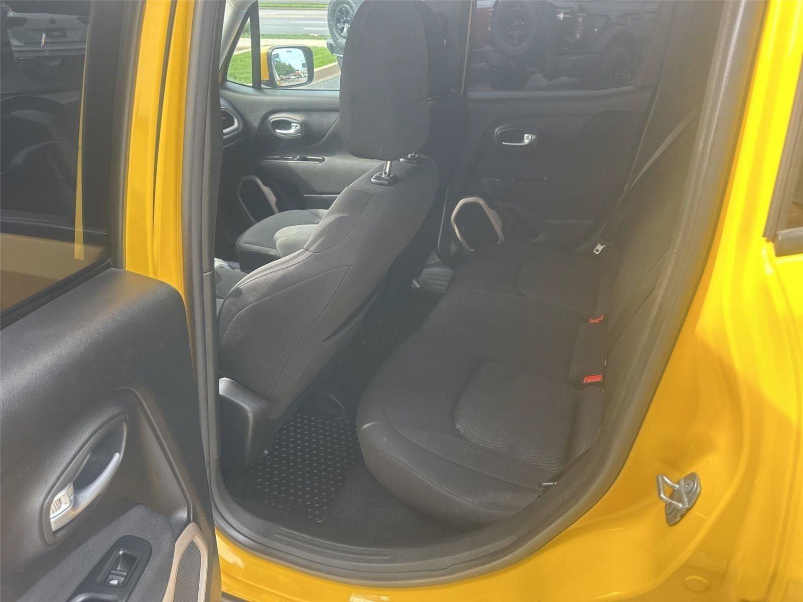 Used 2017 Jeep Renegade Latitude w/ Cold Weather Group FWD image 16