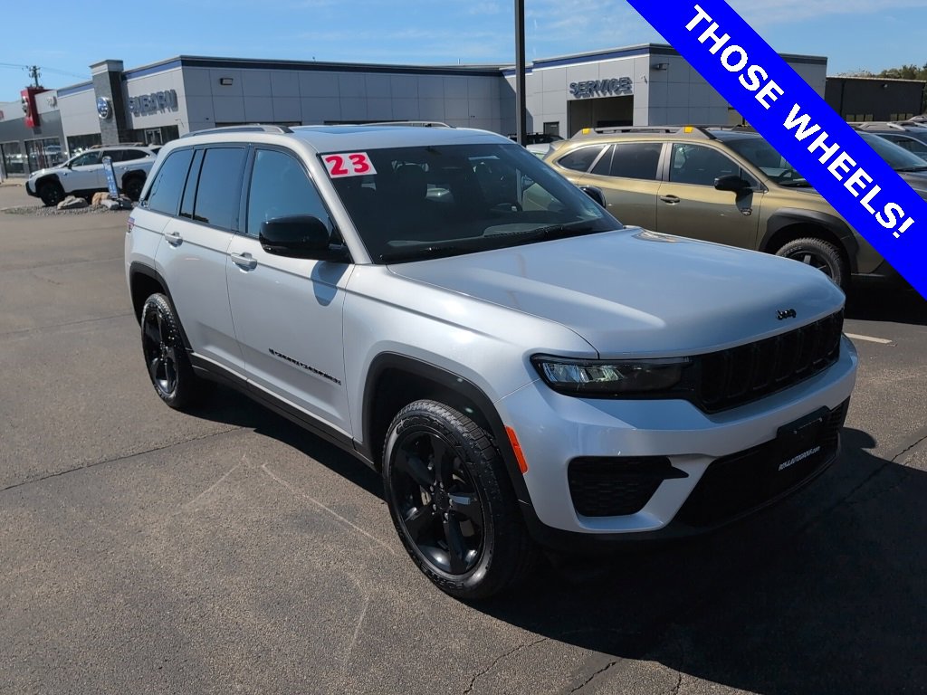 Used 2023 Jeep Grand Cherokee Altitude image 8