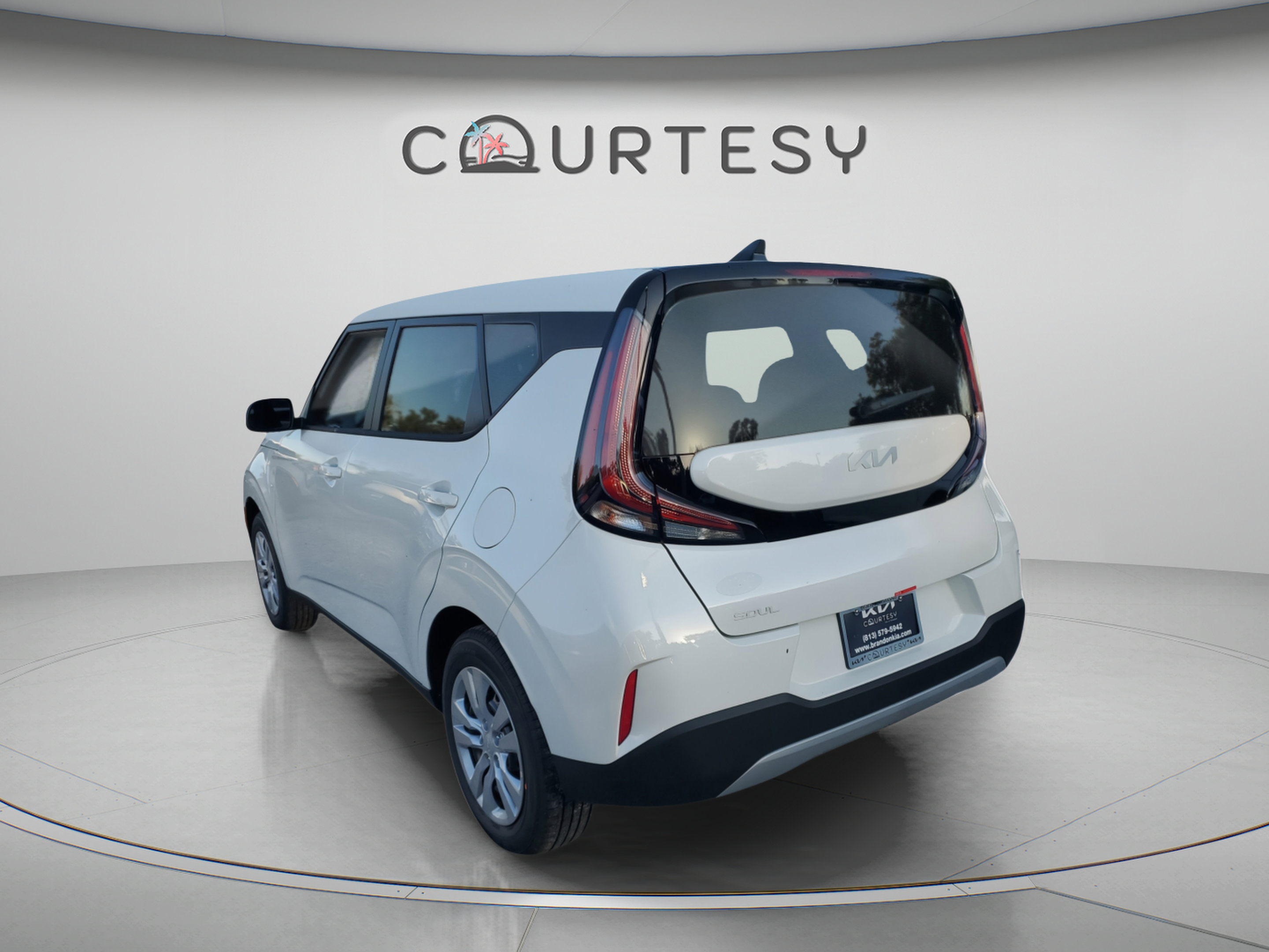 Used 2025 Kia Soul LX FWD image 2