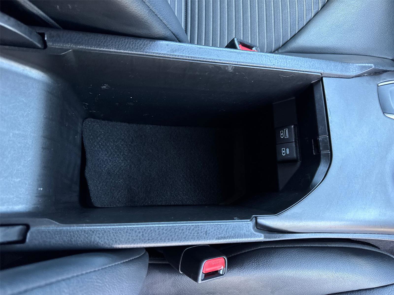 Used 2022 Toyota Camry SE w/ Carpet Mat Package (TMS) image 17