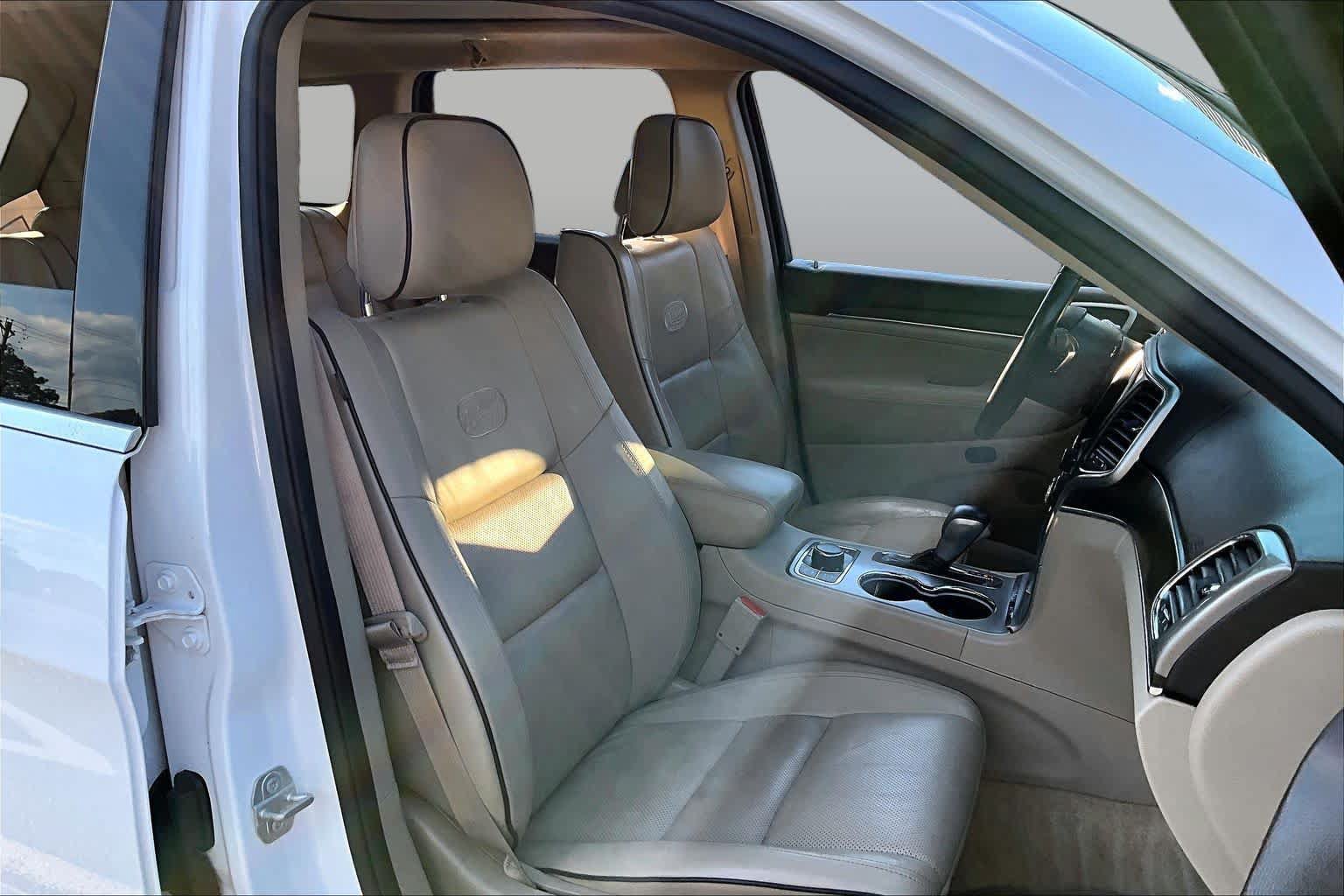 Used 2018 Jeep Grand Cherokee Overland AWD/4WD image 16