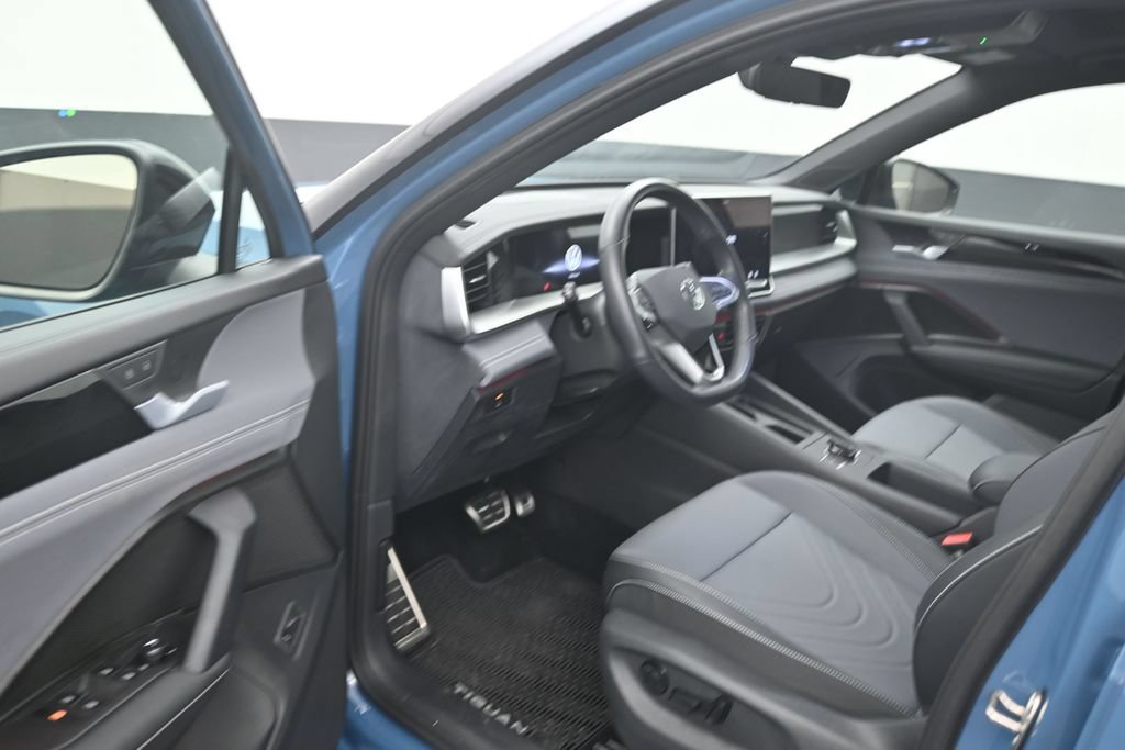 Used 2026 Volkswagen Tiguan SE R-Line FWD image 10