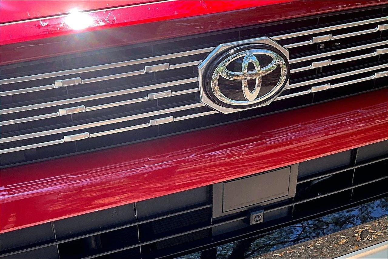 Used 2025 Toyota 4Runner Limited AWD/4WD image 32