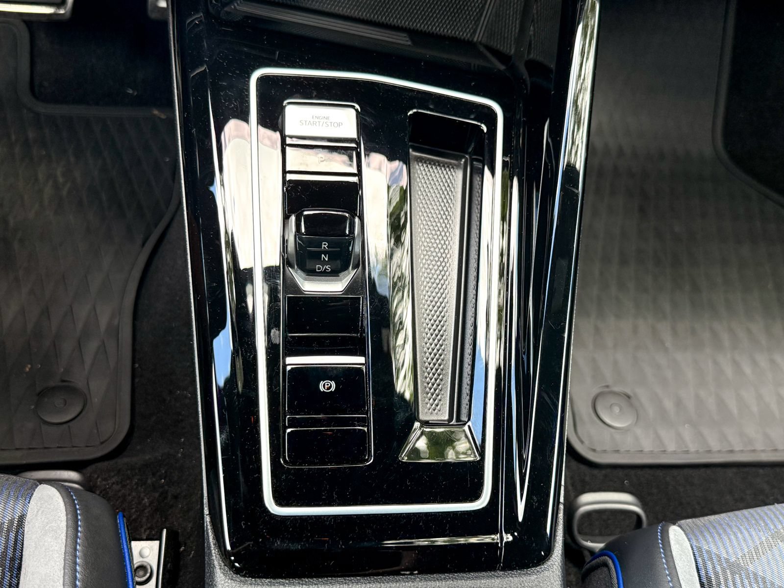 Used 2025 Volkswagen Golf R Black Edition AWD/4WD image 27