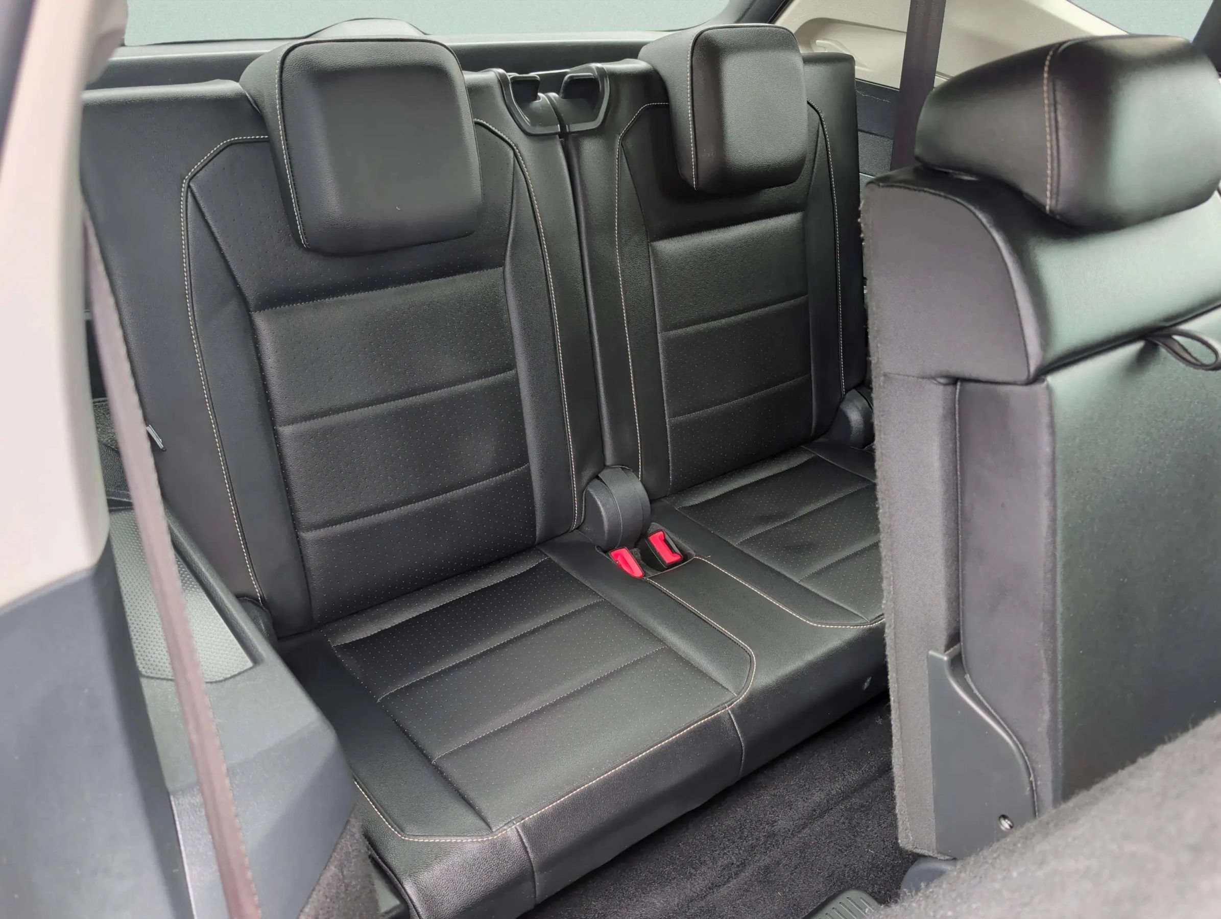 Used 2021 Volkswagen Tiguan SE FWD image 35