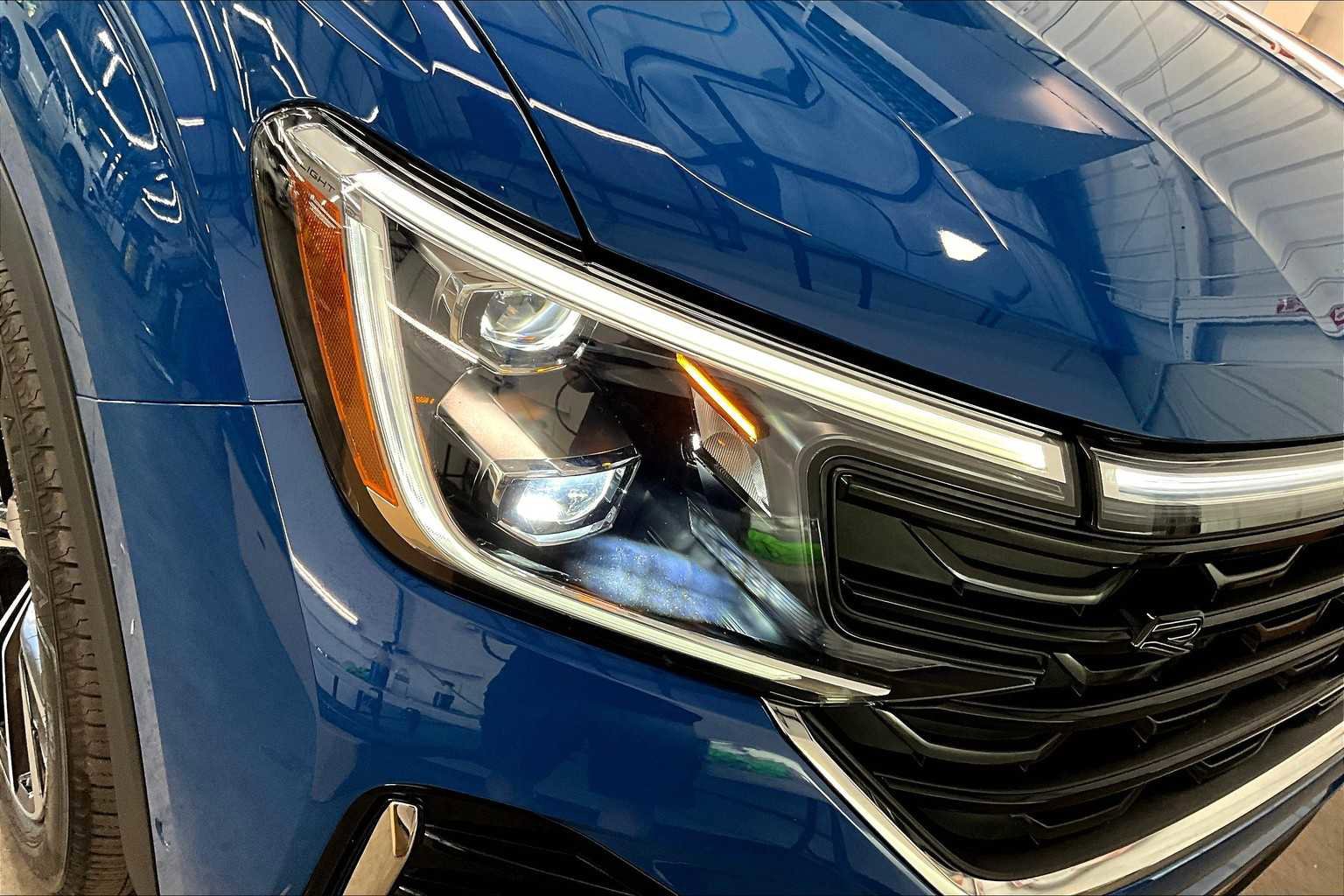 Used 2025 Volkswagen Atlas SEL Premium R-Line image 32