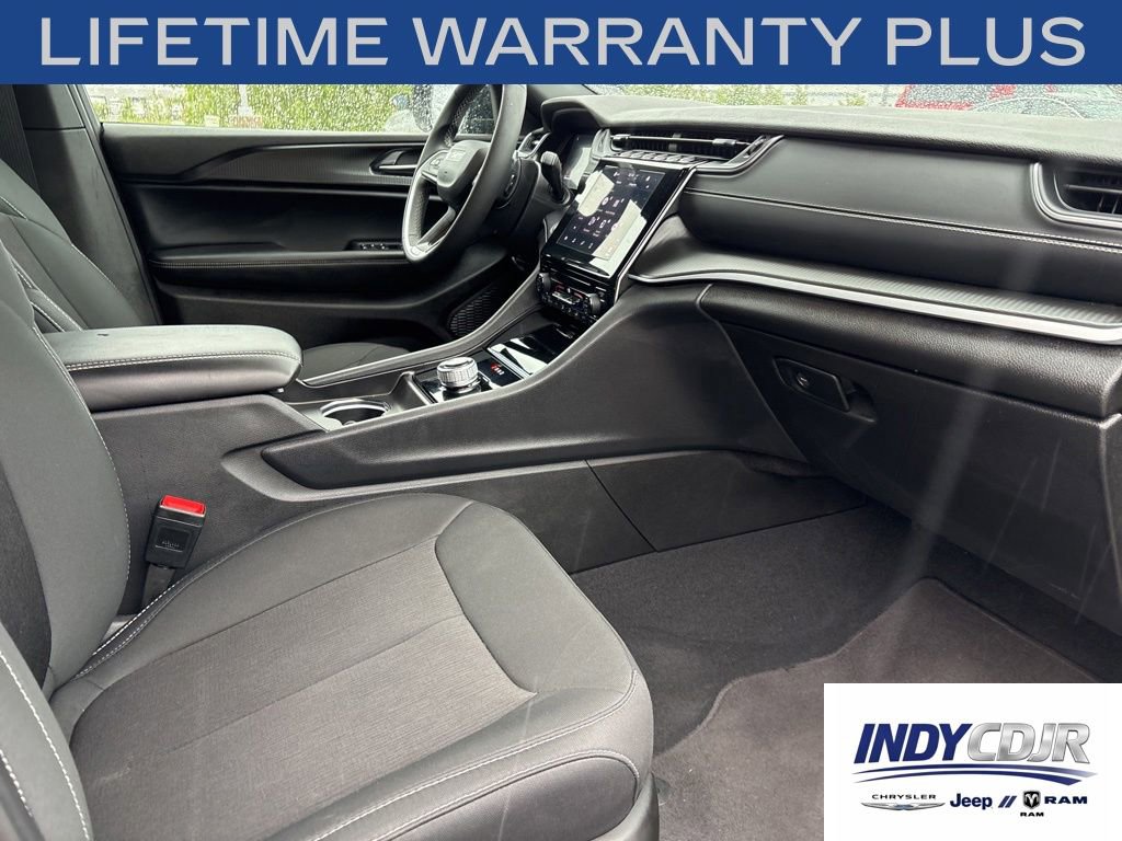 Used 2025 Jeep Grand Cherokee Laredo AWD/4WD image 14