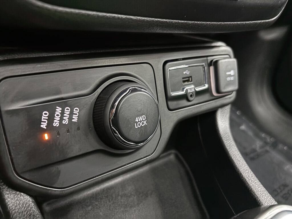 Used 2018 Jeep Renegade Limited w/ UConnect 8.4 Nav Group AWD/4WD image 23