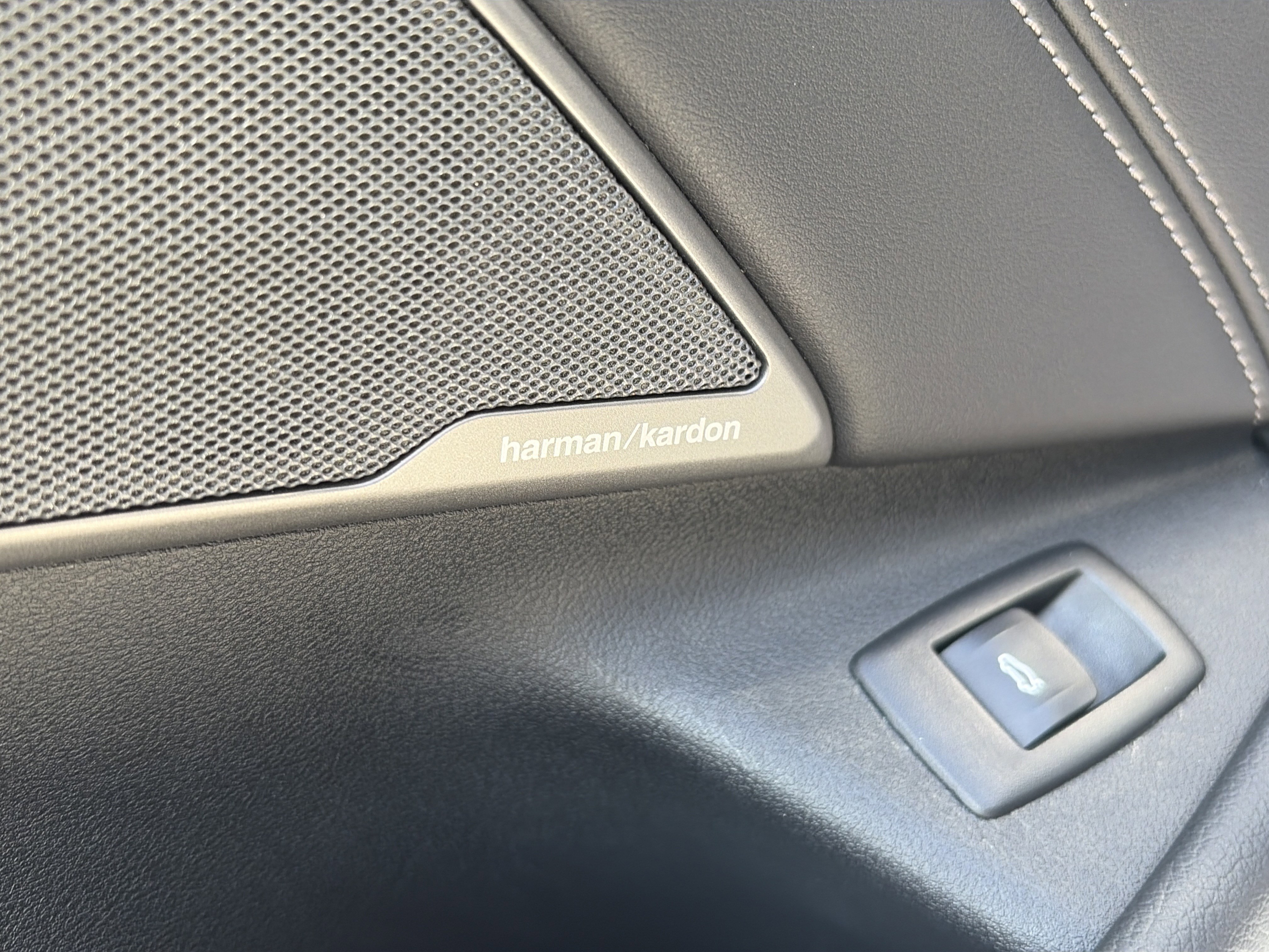 Used 2023 BMW M550i xDrive w/ Executive Package AWD/4WD image 23