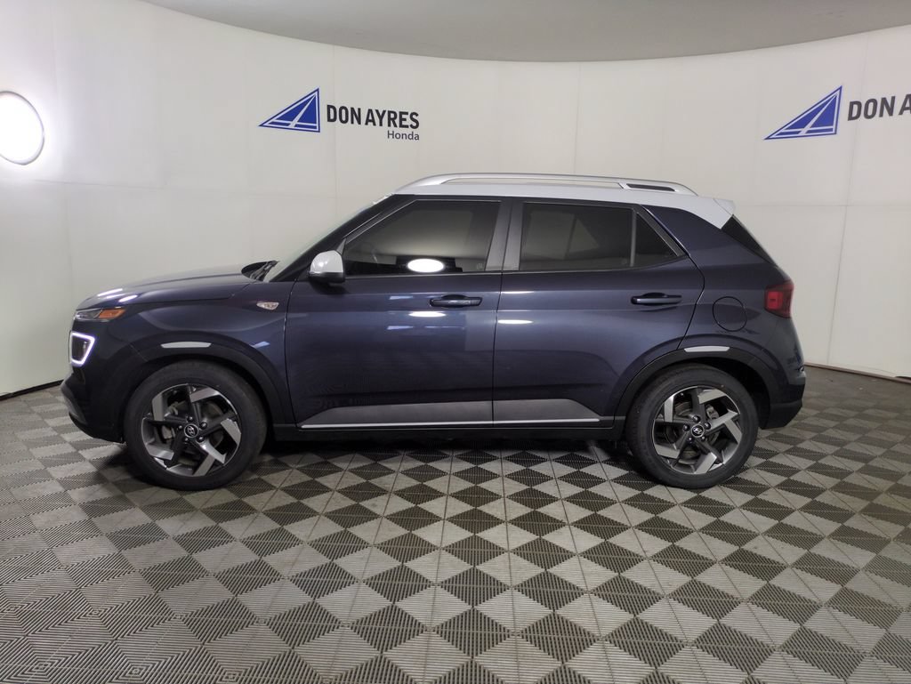Used 2021 Hyundai Venue FWD image 2