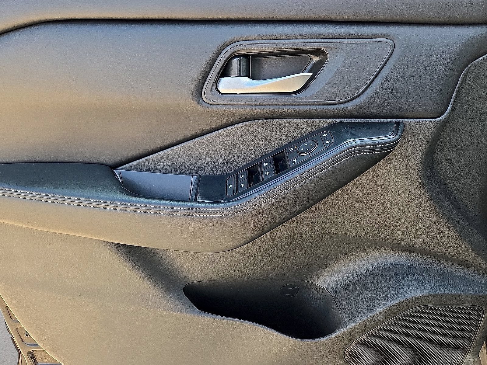 Used 2025 Nissan Rogue SV AWD/4WD image 21
