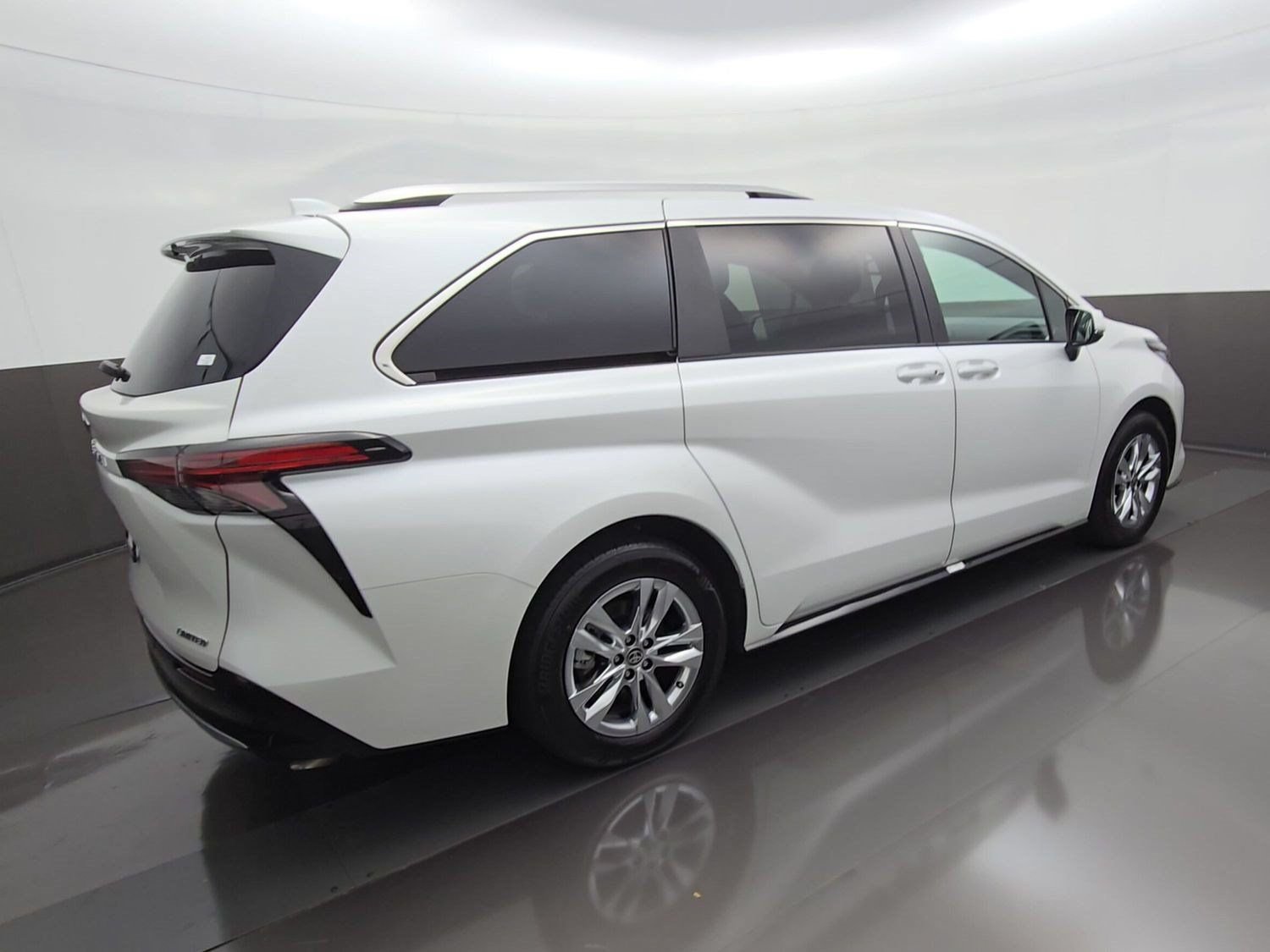 Certified 2025 Toyota Sienna Limited FWD image 10