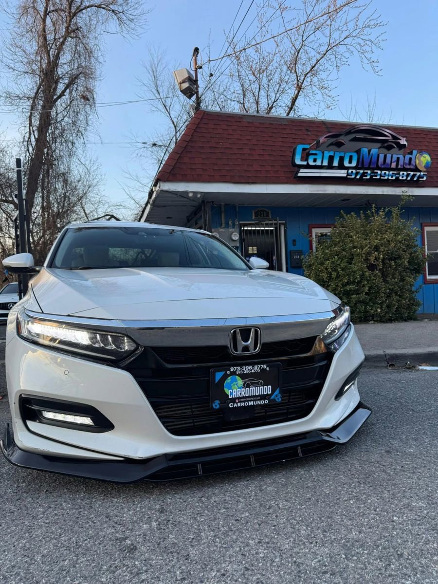 Used 2018 Honda Accord Touring image 2